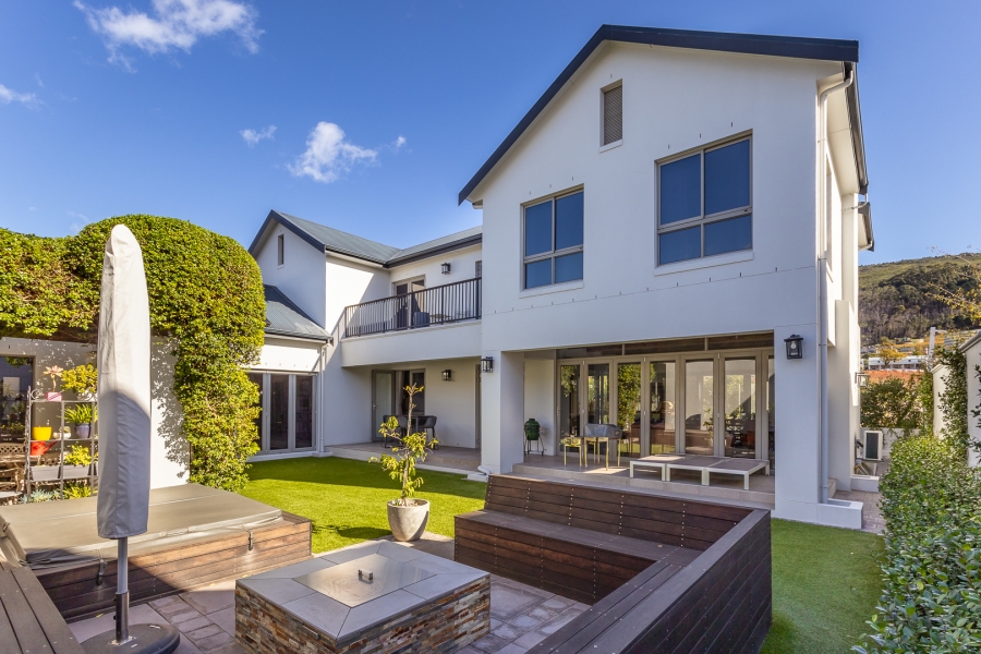 4 Bedroom Property for Sale in Lemoenkloof Western Cape